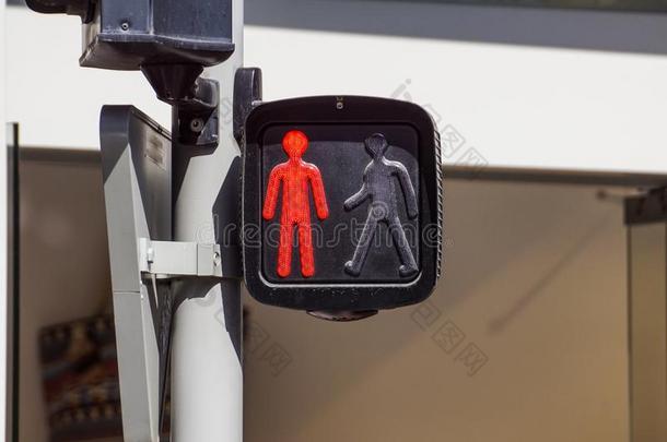 红色的交通光,为步行者向指已提到的人大街