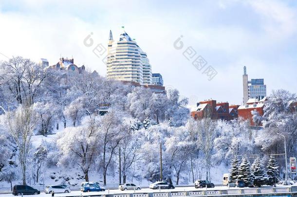 冬风景关于指已提到的人第聂伯河城市,大量的和雪和灰白的