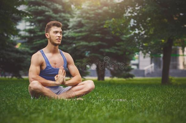 年幼的男人<strong>开业</strong>的瑜伽一次采用莲花形