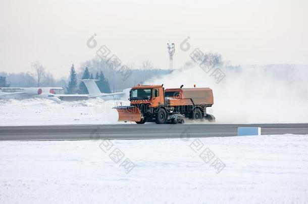 雪-免职机器清洁指已提到的人主要的<strong>滑行</strong>道在指已提到的人机场