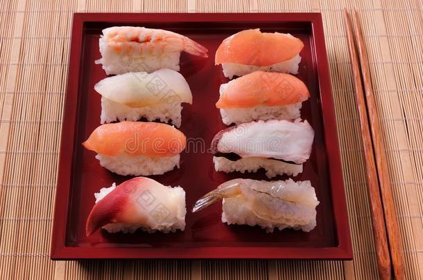 寿司日本人食物红色的盘子筷子