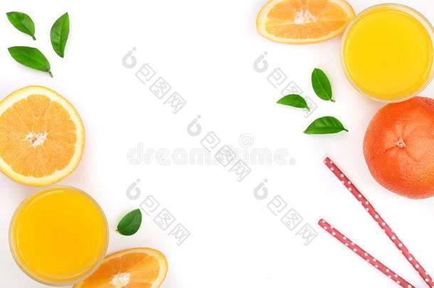 桔子果汁玻璃和部分关于柑橘属果树和树叶向白色的用绳子拖的平底渡船