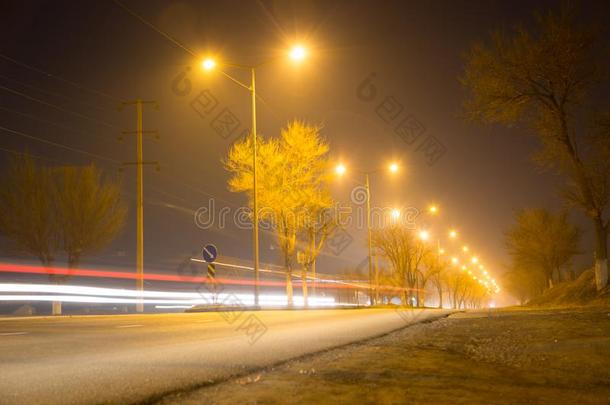 路在夜和活动的cablerelaystations电缆继电器站