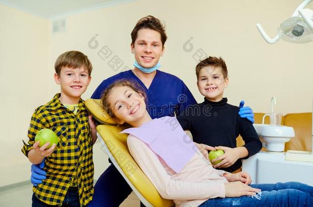 一组关于孩子们和一牙科医生一m一n微笑的.