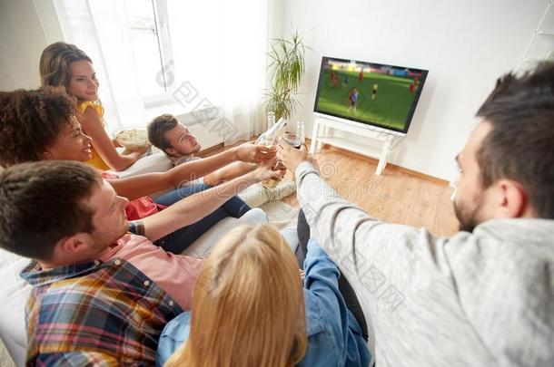 朋友和啤酒观察足球或足球游戏