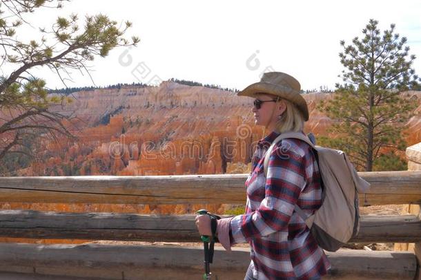 女人旅行者徒步旅行向背景桔子红色的砂岩山