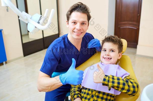 一男孩和一牙科医生m一n采用一dent一l办公室.
