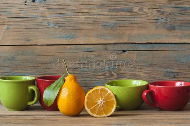 新鲜的成熟的<strong>柠檬</strong>和富有色彩的茶<strong>水杯</strong>子