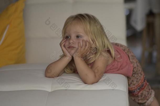 televisi向电视机.小的女孩观察televisi向电视机说谎向指已提到的人长沙发椅.