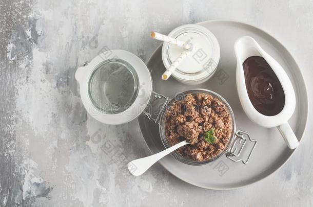 巧克力烘烤制作的格兰诺拉麦片牛奶什锦早餐和奶,巧克力糖浆和