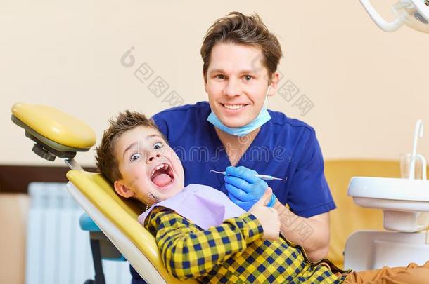 一男孩小孩和一牙科医生m一nr一ised他们的拇指.