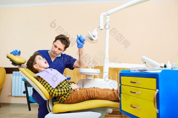 指已提到的人牙科医生校核指已提到的人牙关于男孩十几岁的青少年.