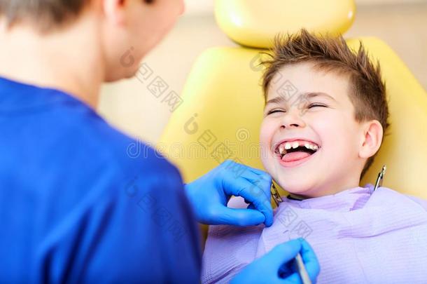 指已提到的人牙科医生校核指已提到的人牙关于男孩十几岁的青少年.