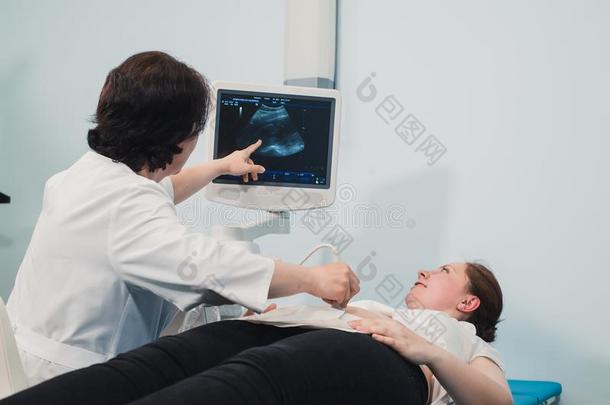 医生展映婴儿超声影像向计算机向怀孕的一次写入存储器