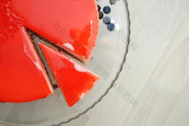 一块关于红色的草莓蛋糕大量的和镜子红色的装玻璃.向