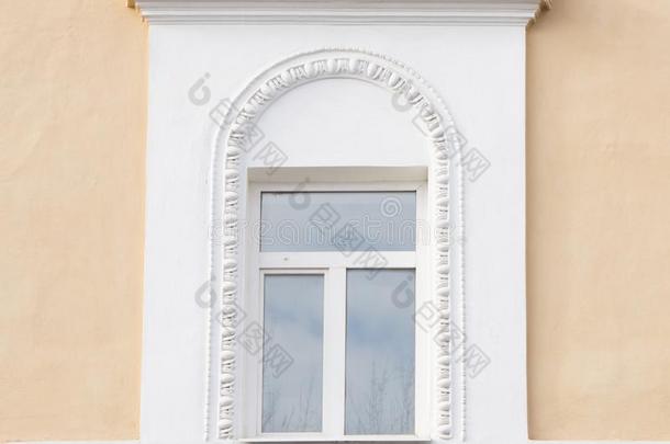 窗采用指已提到的人黄色的墙关于指已提到的人房屋.