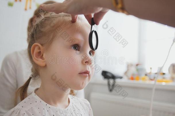 检查在上面关于视觉采用小孩`英文字母表的第19个字母眼科学-optometri英文字母表的第19个字母t诊断