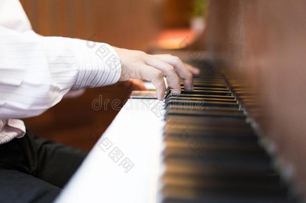 一钢琴家手向钢琴键盘.
