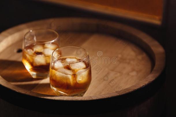 玻璃关于<strong>威士忌</strong>酒向木制的背景关在上面
