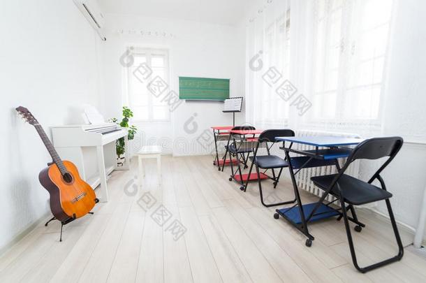 现代的日光教室为教学音乐.吉他,白色的雅司病