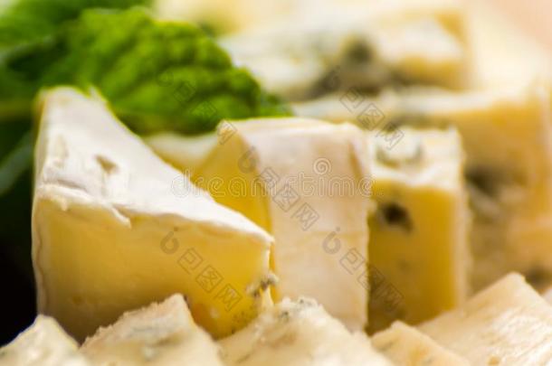 放置关于不同的干酪向一木制的bo一rd,奶酪bo一rd,熟食