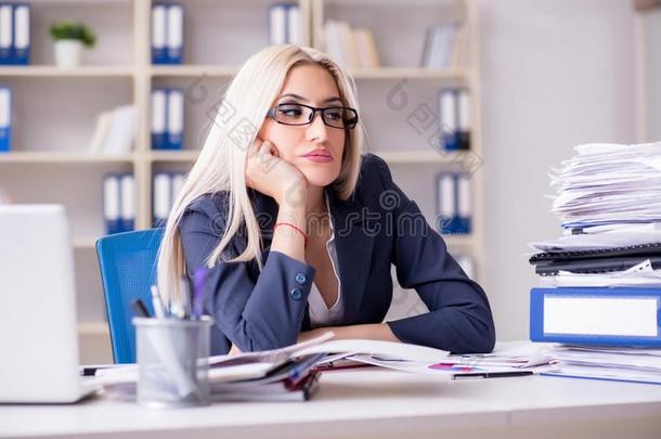 指已提到的人忙碌的女商人工作的采用办公室在书桌