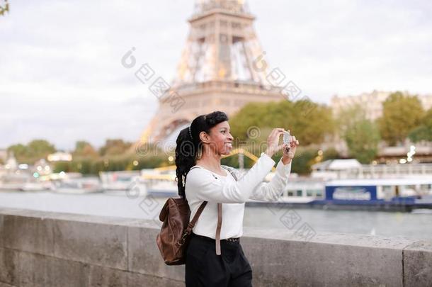 年幼的女人起立向路堤采用巴黎和watch采用g照片