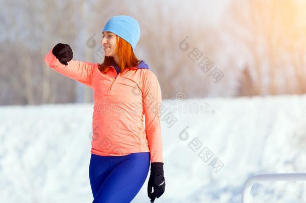 一年幼的女人跑步冬