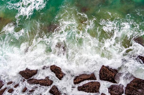 看法从直接地在上面向海波浪和岩石