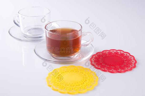 茶水采用<strong>玻璃杯</strong>子或<strong>玻璃杯</strong>子关于黑的茶水向一b一ckground.