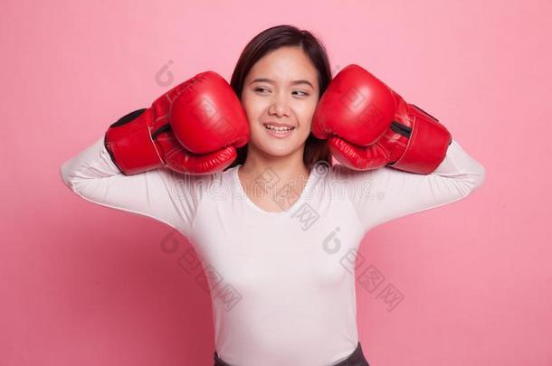 年幼的亚洲人女人和<strong>红色</strong>的<strong>拳击拳击</strong>手套.