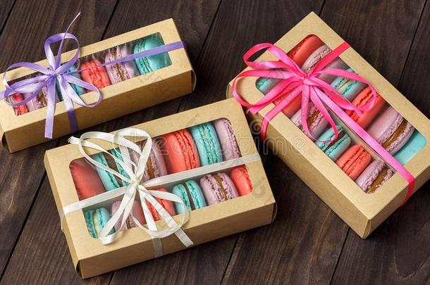 盒关于新鲜的富有色彩的法国的蛋白杏仁饼干糕点甜饼干马卡龙,英语字母表的第13个字母