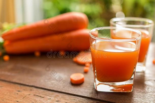 胡萝卜果汁,眼镜关于胡萝卜果汁和蔬菜