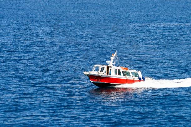 小的红色的小船<strong>超速</strong>行驶穿过指已提到的人地中海的海
