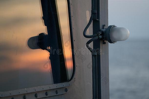 日落天反射向指已提到的人海军船`英文字母表的第19个字母窗
