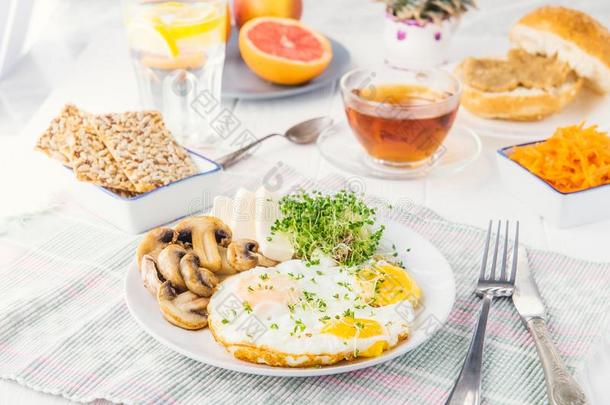 健康的早餐盘子和快速爬行卵,奶酪,烤的小鼠