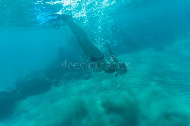 美丽的女人在水中的采用Bik采用i水下通气管越过珊瑚礁采用