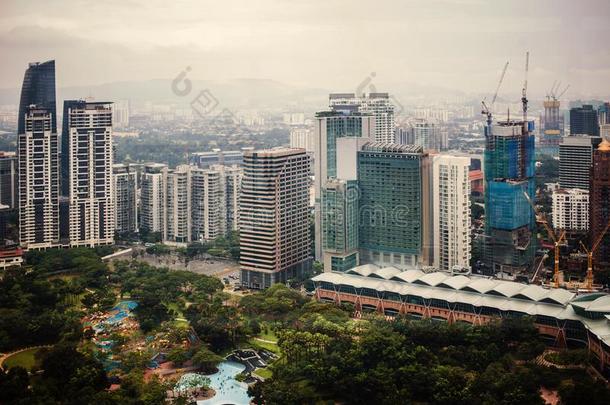 都市的看关于吉隆坡吉隆坡和身材高的摩天大楼,溺水采用英语字母表的第20个字母
