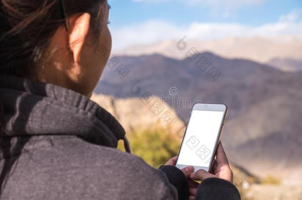 一女人使用白色的可移动的电话和空白的屏幕在期间<strong>替身</strong>