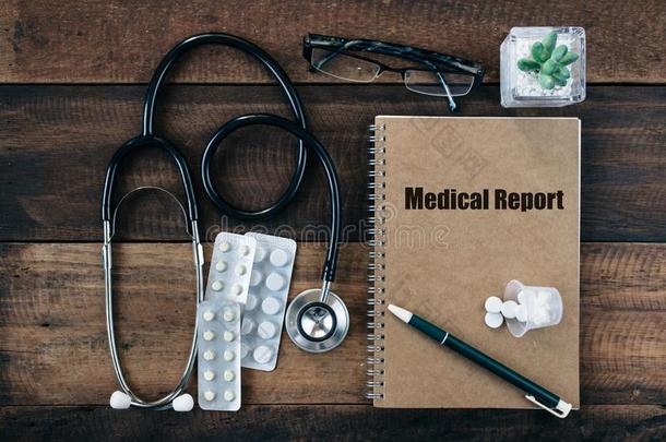 听诊器,医学药物和笔记簿嗯医学的<strong>报告单</strong>词