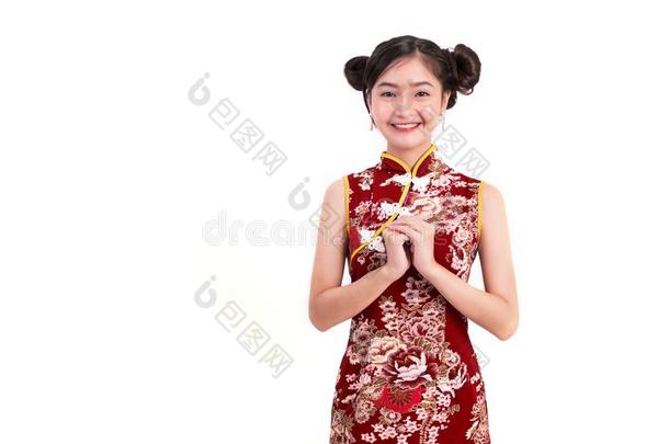 年幼的亚洲人美好女人使人疲乏的旗袍和祝福或欢迎