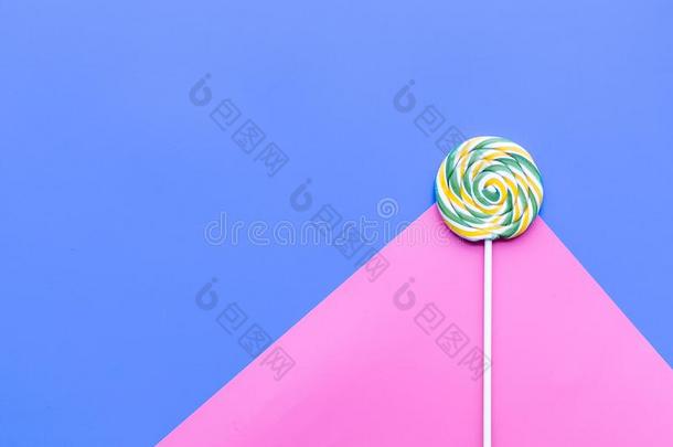 颜色棒棒<strong>糖</strong>旋转向蓝色和粉红色的彩色粉笔背景顶看法