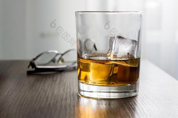 玻璃关于威士忌<strong>酒</strong>,白兰地<strong>酒</strong>,白兰地<strong>酒</strong>的一种和冰立方形的东西向木制的表