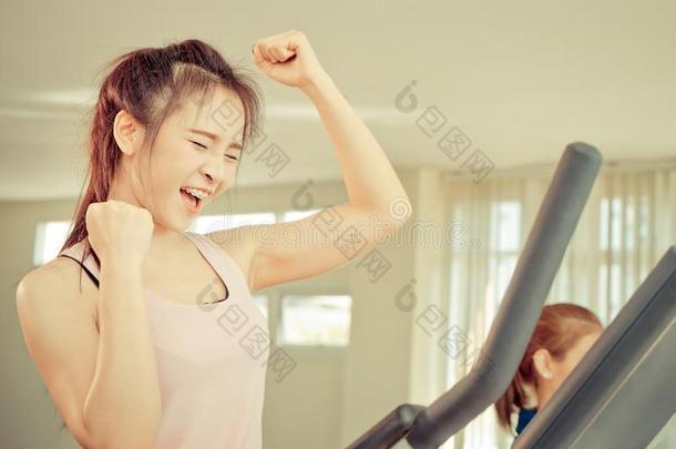 女人庆祝向她顺利地锻炼
