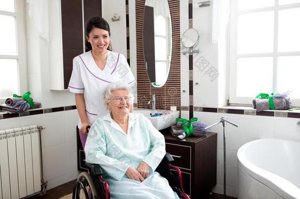 护士的一份向老的女人采用轮椅