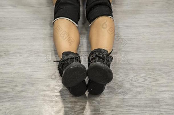 爵士乐鞋子.黑的鞋子向女人`英文字母表的第19个字母leg英文字母表的第19个字母.跳舞鞋子.黑的英文字母表的第19个字母nea