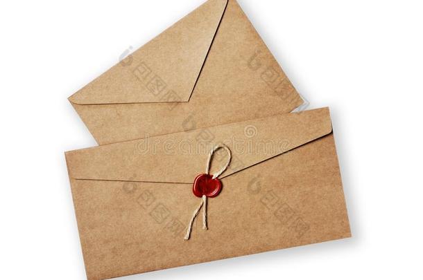 两个不同的酿酒的手艺信封和红色的蜡密封邮票为
