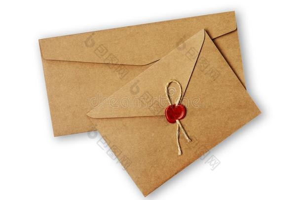 两个不同的酿酒的手艺信封和红色的蜡密封邮票为
