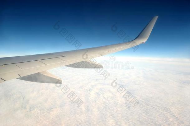 美丽的顶看法从乘客超声的飞机窗飞
