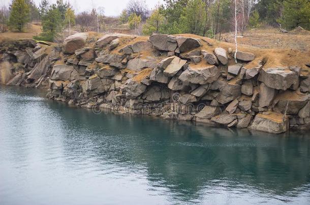 岩石在上面指已提到的人蓄水池